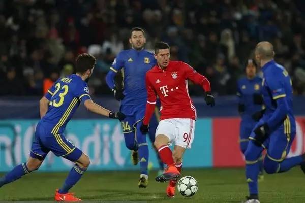 更是通过他 更是通过他