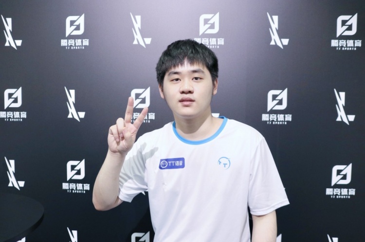 防守两端的 防守两端的